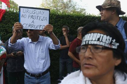 Hubo protestas contra Alan García en frente de la casa del embajador uruguayo en Perú