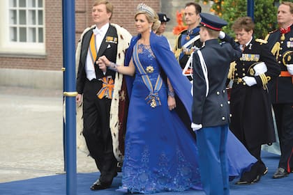 Hubo salvas cada cinco segundos para anunciar la del Rey y la Reina Consorte hacia Niewe Kerk.
