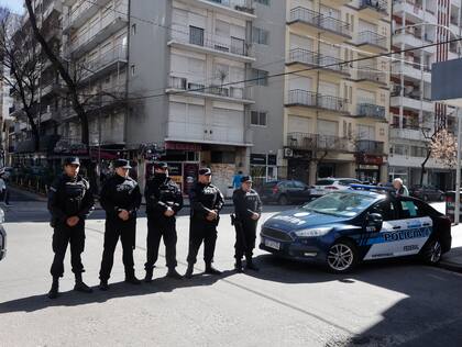 Hubo un importante operativo policial en torno a la dependencia donde se presentaron los oficiales investigados