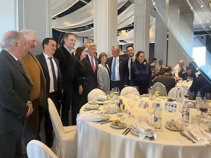 Hubo vino tinto, blanco y café, con un menú con ojo de bife y ensalada