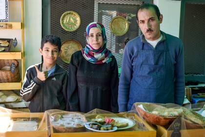 Huda en el Mercado Sabe La Tierra junto a su marido y su hijo