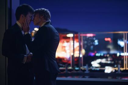 Hudson Williams es Shane Hollander y Connor Storrie es Ilya Rozanov en Más que rivales, la serie suceso de HBO