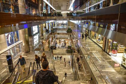 The Shops and Restaurants at Hudson Yards, un centro comercial de siete pisos, abrió sus puertas en 2019 como una pieza central del desarrollo y contó con muchos minoristas de alta gama.