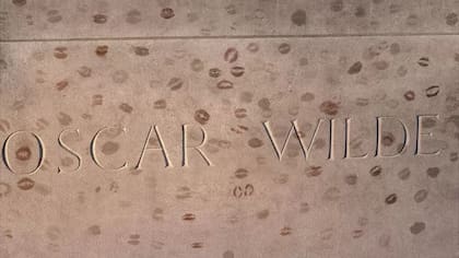 Huellas de los besos que se solían plantar en su tumba en el cementerio del Père Lachaise de París, hasta que en 2011 pusieron una barrera de cristal