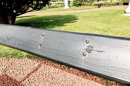 Huellas de placas removidas en un banco del Rosedal, en Palermo, y en otro del Parque Patricios, a metros de la Jefatura de Gobierno porteña