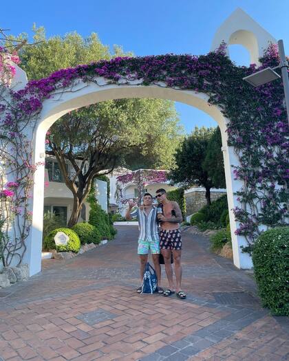 "Huevo" Acuña y Erik Lamela, los futbolsitas del Sevilla, disfrutando de Porto Cervo