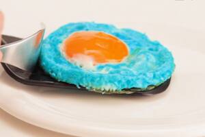 Divertidos: cómo preparar huevos fritos de colores