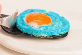 Divertidos: cómo preparar huevos fritos de colores