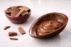 Huevo de Pascua relleno con pasta de avellanas