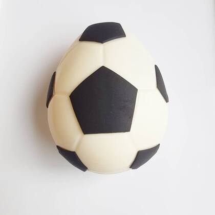 Huevo Pelota: pesa 160g, mide 12x10cm aprox. Es de chocolate blanco y trae confites de chocolate adentro. Cuesta: $900.