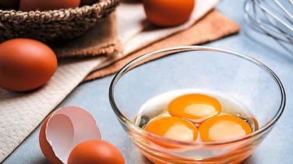 Huevo: se cree que la yema podría ayudar a elevar los niveles de colesterol en la sangre, debido a su alto porcentaje en el mismo