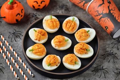 Huevos calabaza rellenos para Halloween