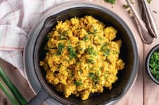 Huevos revueltos con cúrcuma