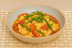 Huevos con tomate