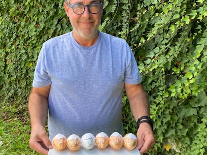 Huevos de Pascua relleno de helado, servido por su creador, Diego Rossi. Gentileza: Artesian.