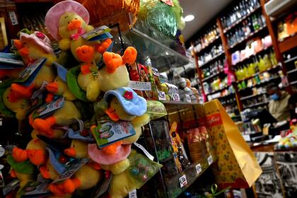 Huevos de Pascua y juguetes de peluche se exhiben en una tienda de delicatessen en Roma el 9 de abril de 2020 durante el cierre del país