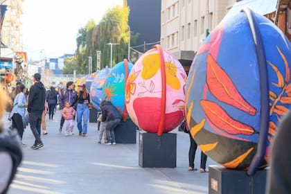 Huevos gigantes adornan las calles barilochenses