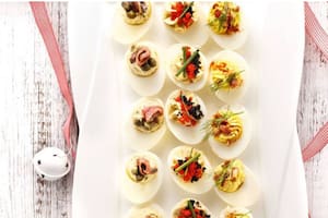 Huevos rellenos con pollo y apio