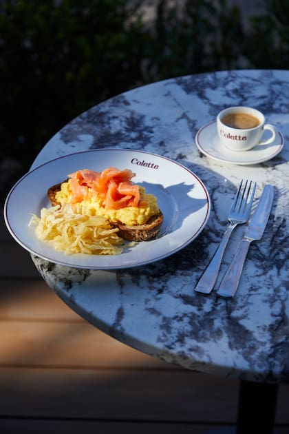 Huevos revueltos, salmón ahumado y café, para brunchear o comer a toda hora.