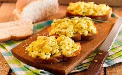 Huevos revueltos sobre tostadas