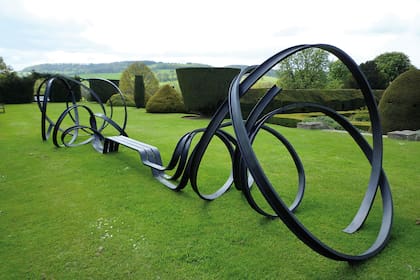 “Huge Sudeley Bench” en Sudeley Castle, Gloucestershire, Reino Unido, una obra de 2011 que contrasta con el jardín tan estructurado de la campiña inglesa