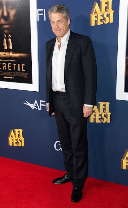 Hugh Grant en la premiere de su nuevo film Heretic en Hollywood. "Es un placer que AFI nos haya invitado, es un placer que ustedes hayan venido, es un placer que estas chicas brillantes estén en la película, fue un placer que estos dos bichos raros me hayan incluido en ella y fue un placer que los productores me hayan pagado tan poco. Así que espero que la disfruten", expresó el actor en referencia a sus coprotagonistas Sophie Thatcher y Chloe East y los cineastas Scott Beck y Bryan Woods