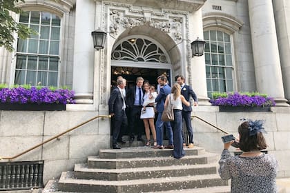 Hugh Grant se casó con su novia, la productora sueca Anna Eberstein