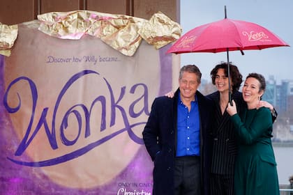 Hugh Grant, Timothee Chalamet y Olivia Colman en la premiere de Wonka en Londres