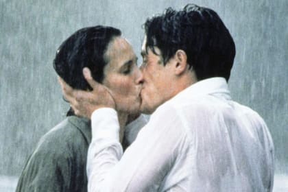 Hugh Grant y Andie Macdowell apasionados y bajo la lluvia en "Cuatro bodas y un funeral"