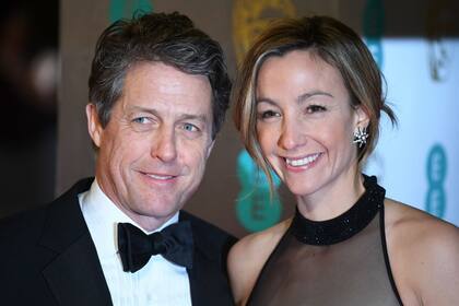 A los 57 años, Hugh Grant se casó por primera vez