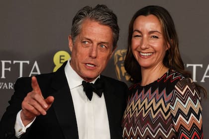 Hugh Grant y su esposa, la productora sueca Anna Elisabet Eberstein, en los Bafta, en Londres, en febrero último