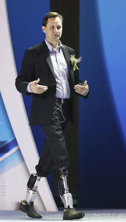 Hugh Herr perdió las piernas en un accidente a los 17 años, y desde entonces se dedico a la biomecánica