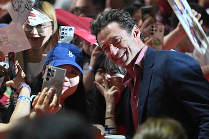 Hugh Jackman es un caballero. Así volvió a quedar demostrado anoche en Seul, donde el actor australiano fue el protagonista absoluto del estreno promocional de su nuevo film, Deadpool & Wolverine. El actor, además, lució muy elegante con un traje azul y una camisa rosa