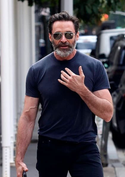 Hugh Jackman es visto por primera vez luego de anunciar su separación de Deborra-Lee Furness. Debido a un gesto que hizo el actor, se pudo ver claramente que ya no lleva el anillo de bodas en su mano 
