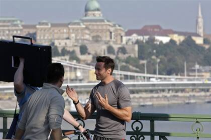 Hugh Jackman filmando una publicidad en el puente Szabadsag