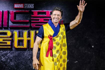 Hugh Jackman no para. El actor australiano sigue de gira con la nueva película de Marvel que lo tiene como protagonista, Deadpool & Wolverine. Esta vez, apareció en la conferencia de prensa que tuvo lugar ayer en Seúl con un particular atuendo

