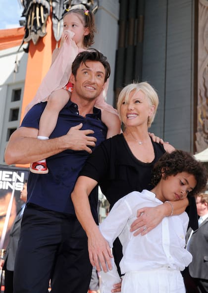Hugh Jackman (segunda a la izquierda) posa para los fotógrafos con (de izquierda a derecha) su hija Ava, su esposa Deborra-Lee Furness y su hijo Oscar, en abril de 2009
