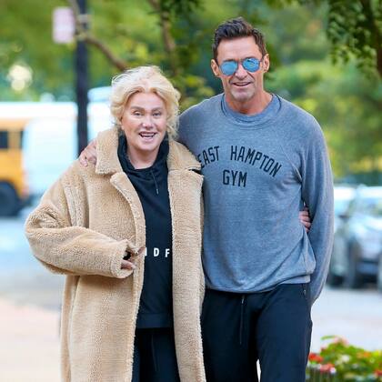 Hugh Jackman sopló las velitas en un festejo junto a su mujer Deborra-Lee Furness en Nueva York