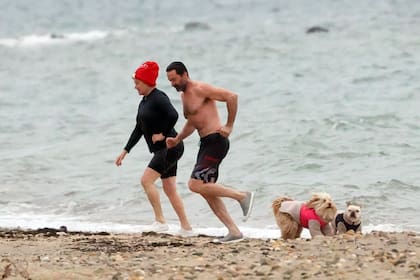 Hugh Jackman y su esposa Deborra fueron fotografiados días atrás saliendo de nadar de las aguas frías aguas de la playa de East Hamptons en Nueva York 