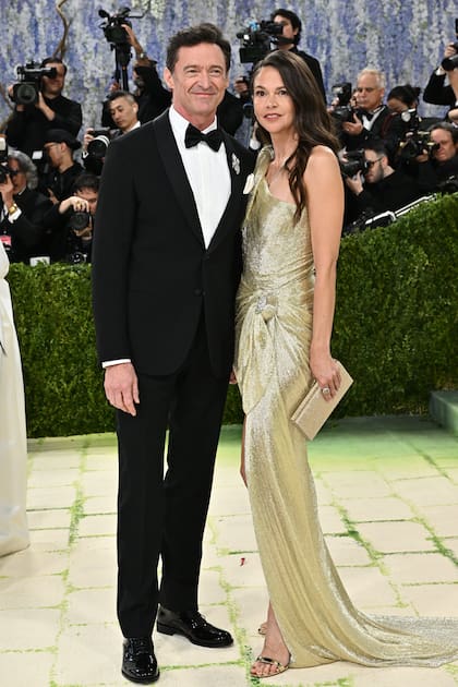 Hugh Jackman y Sutton Foster elegantísimos en su primera gala como pareja. Mientras que el actor llevó un esmoquin, su novia brilló con un vestido dorado
