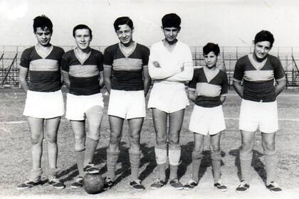 "Noni" Ceruti (tercero desde la izquierda) en sus tiempos de jugador, en Gimnasia de Ciudadela, de Santa Fe