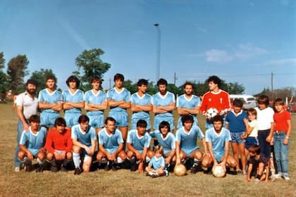 Hughes Futbol Club, con Ceruti como DT (el primero desde la izquierda, arriba)