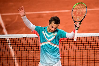 Hugo Gaston jugando en Roland Garros