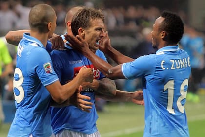 Los compañeros abrazan a Campagnaro en el festejo de un gol en Napoli.