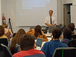 Hugo Alconada Mon comparte su experiencia de periodista de investigación con los alumnos de la Maestría en Periodismo