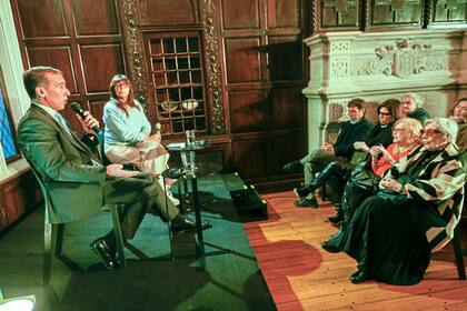 Hugo Alconada Mon y Silvia Mercado en la Biblioteca Ricardo Güiraldes; en primera fila, Norma Morandini, Josefina Delgado, Laura Aloso y Javier Martínez