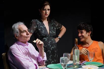 Hugo Arana, Paula Ransenberg y Esteban Meloni, en una de las mejores escenas de la pieza