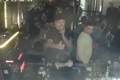 Hugo Auradou en un bar, antes de ir al boliche y conocer a la denunciante