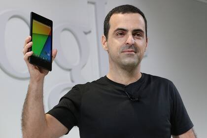 Hugo Barra, de Google, junto a la nueva Nexus 7