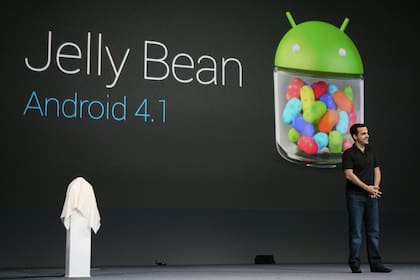 Hugo Barra y el logo de Android 4.1 Jelly Bean